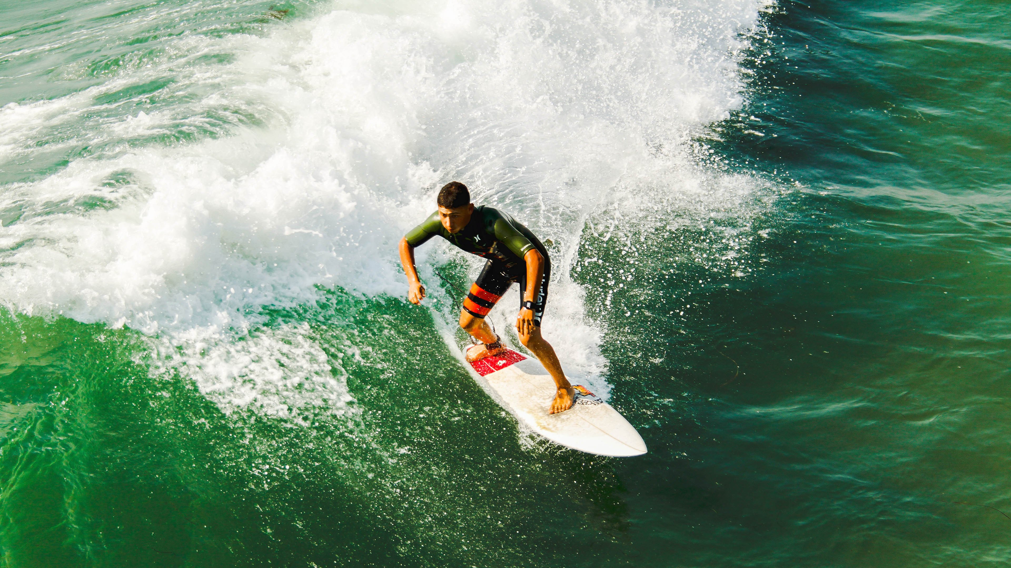 依托互联网平台，打造线上足球社区，线下足球