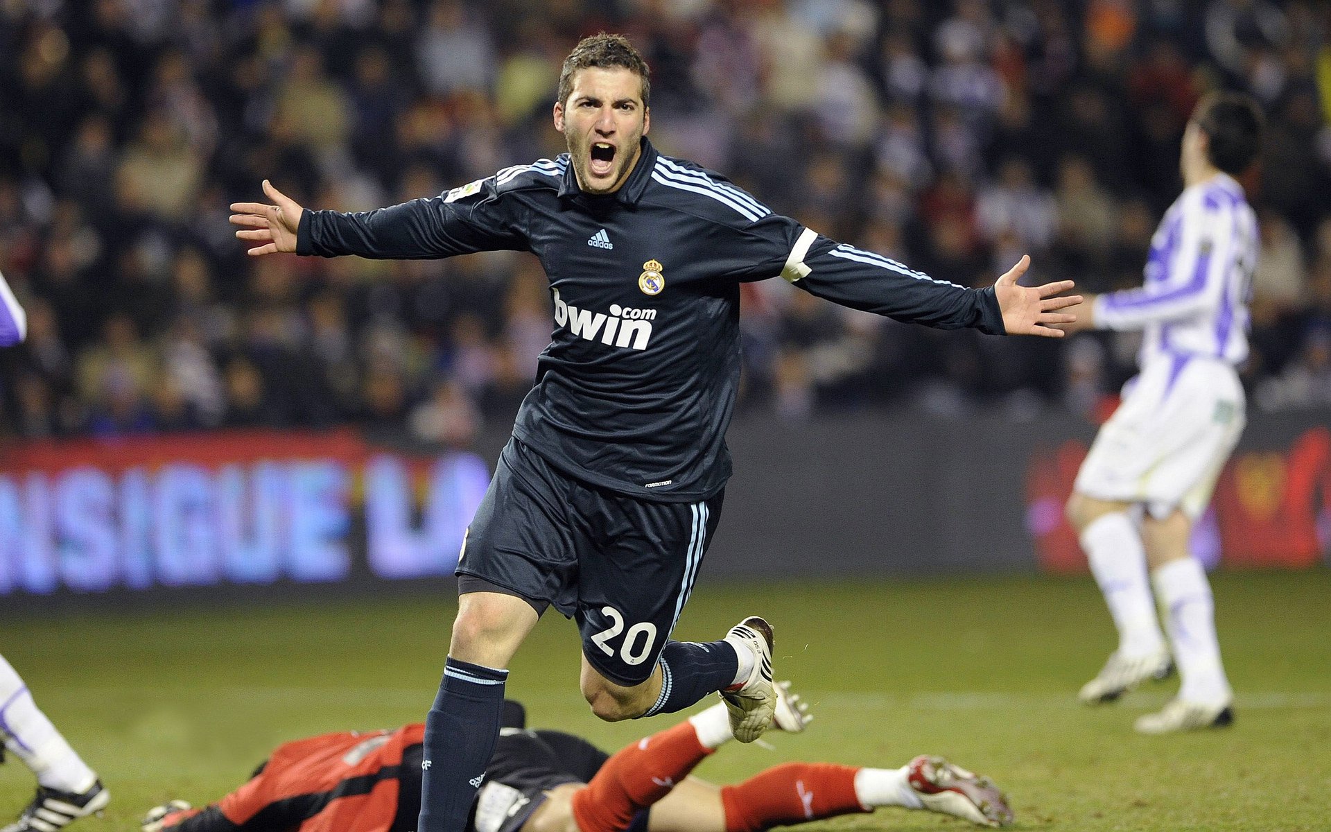 利物浦高压逼抢实体阵容，逆转胜局，官方_利物浦压哨连签两大中卫 白菜价补强